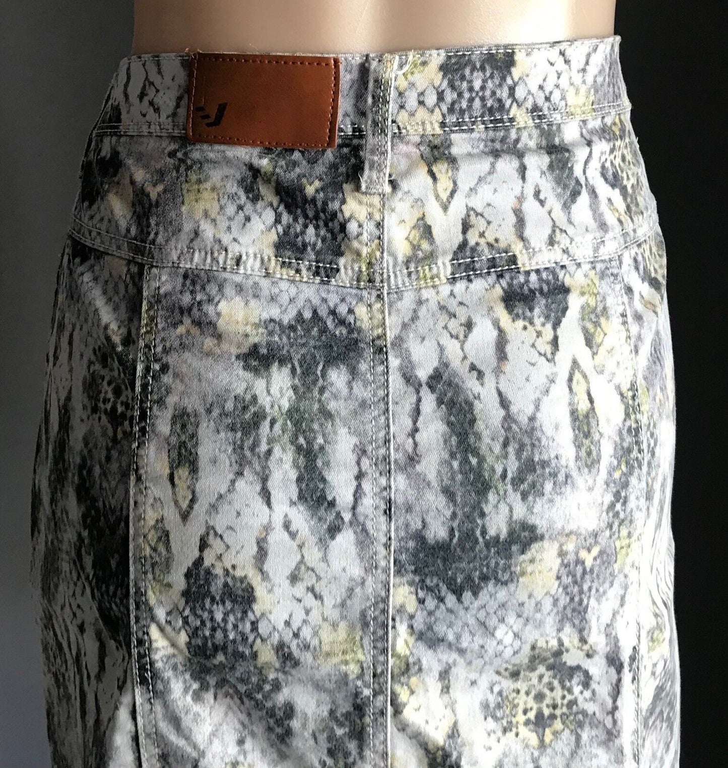 VERGE NZ Skirt Grey White Pale Yellow Snakeskin Print Straight Stretch Size 10 S