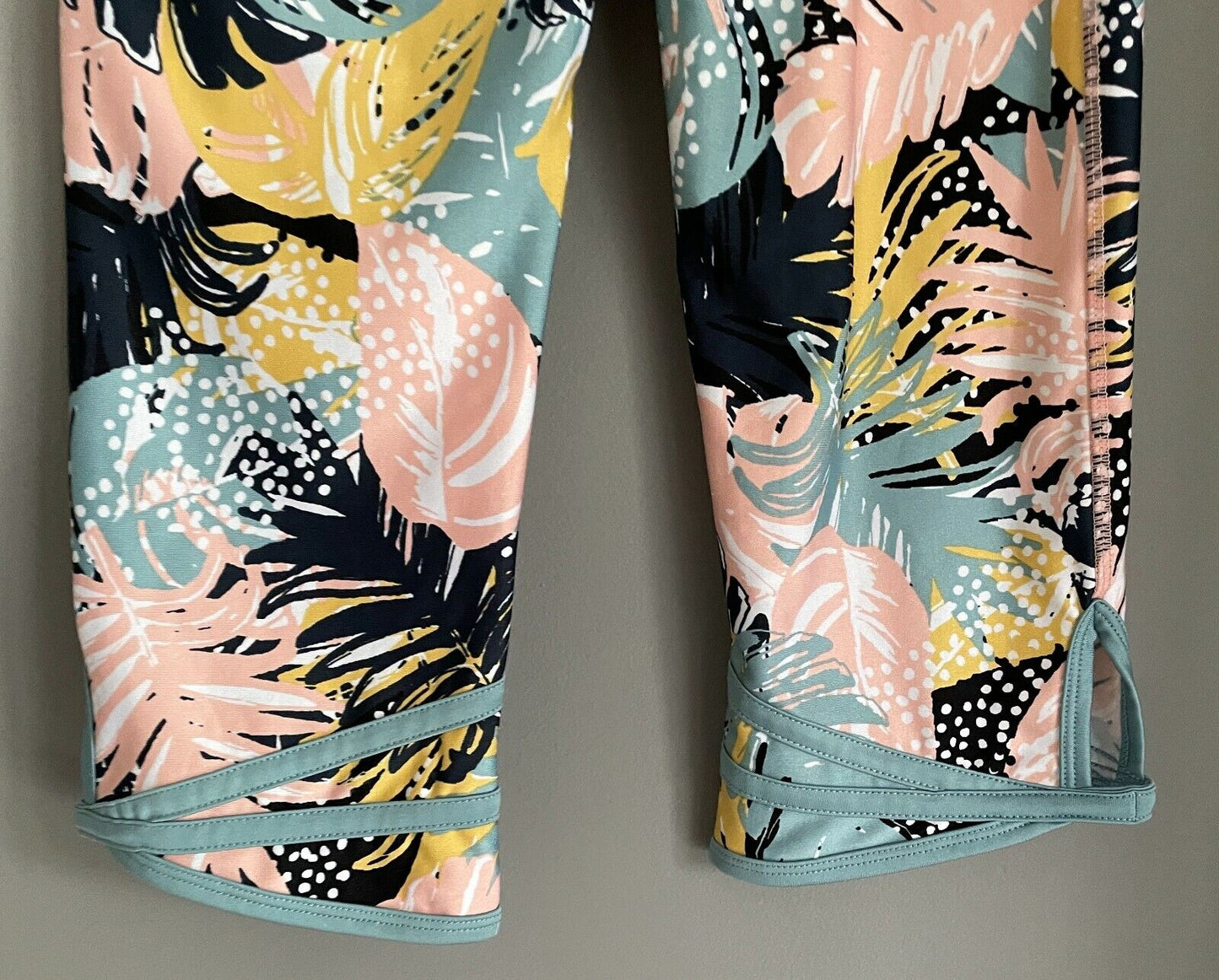 COTTON ON BODY Coral Sage Mustard Stretch Activewear Capri Tights Gym Size M