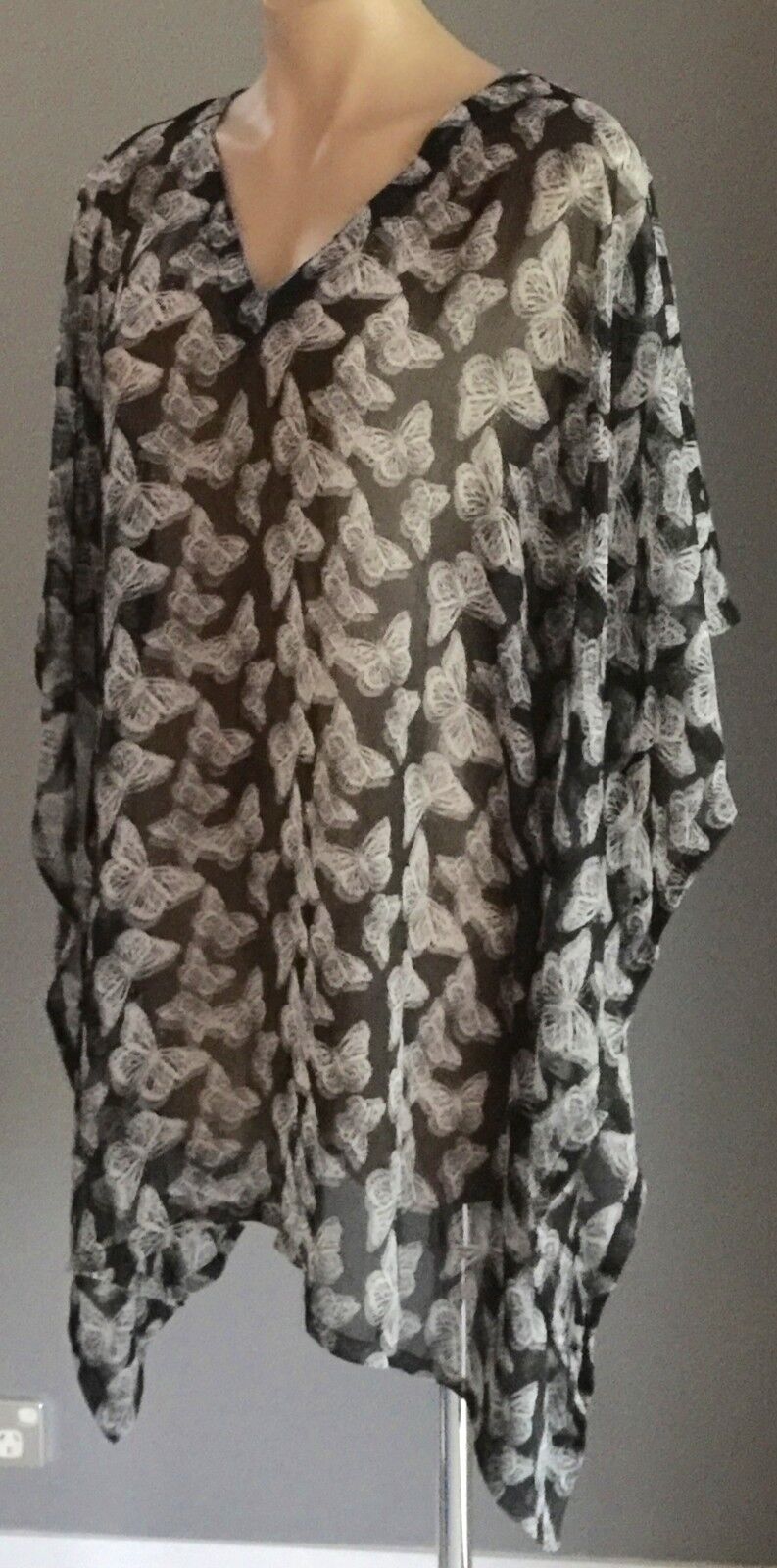 FEELOWA Kaftan Top Black Grey & Ivory Butterfly Print Size 16 - 18 NEW