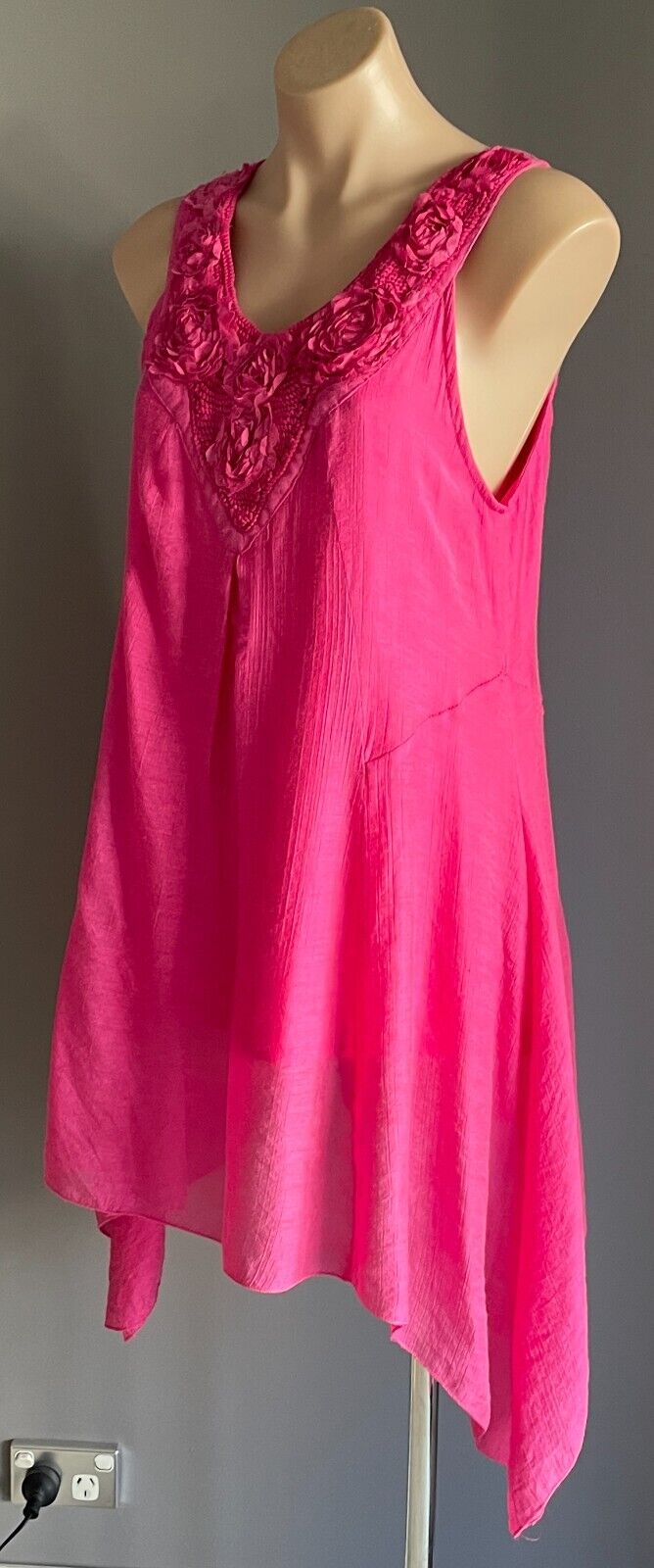 KELLY Pink Dip Hem Top Floral Applique at Neck Light Lined Summer Size M L 10 12