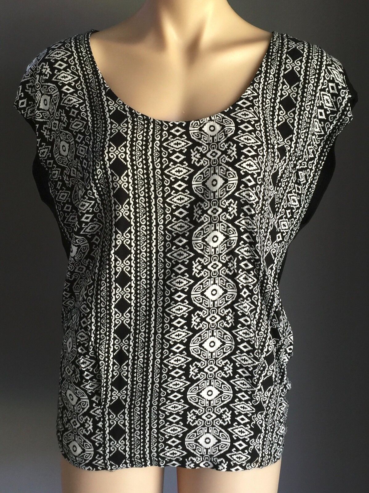 SUITE BOUTIQUE Top Black & White Aztec Print  Sleeveless  Size 12 *Day 2 Nite