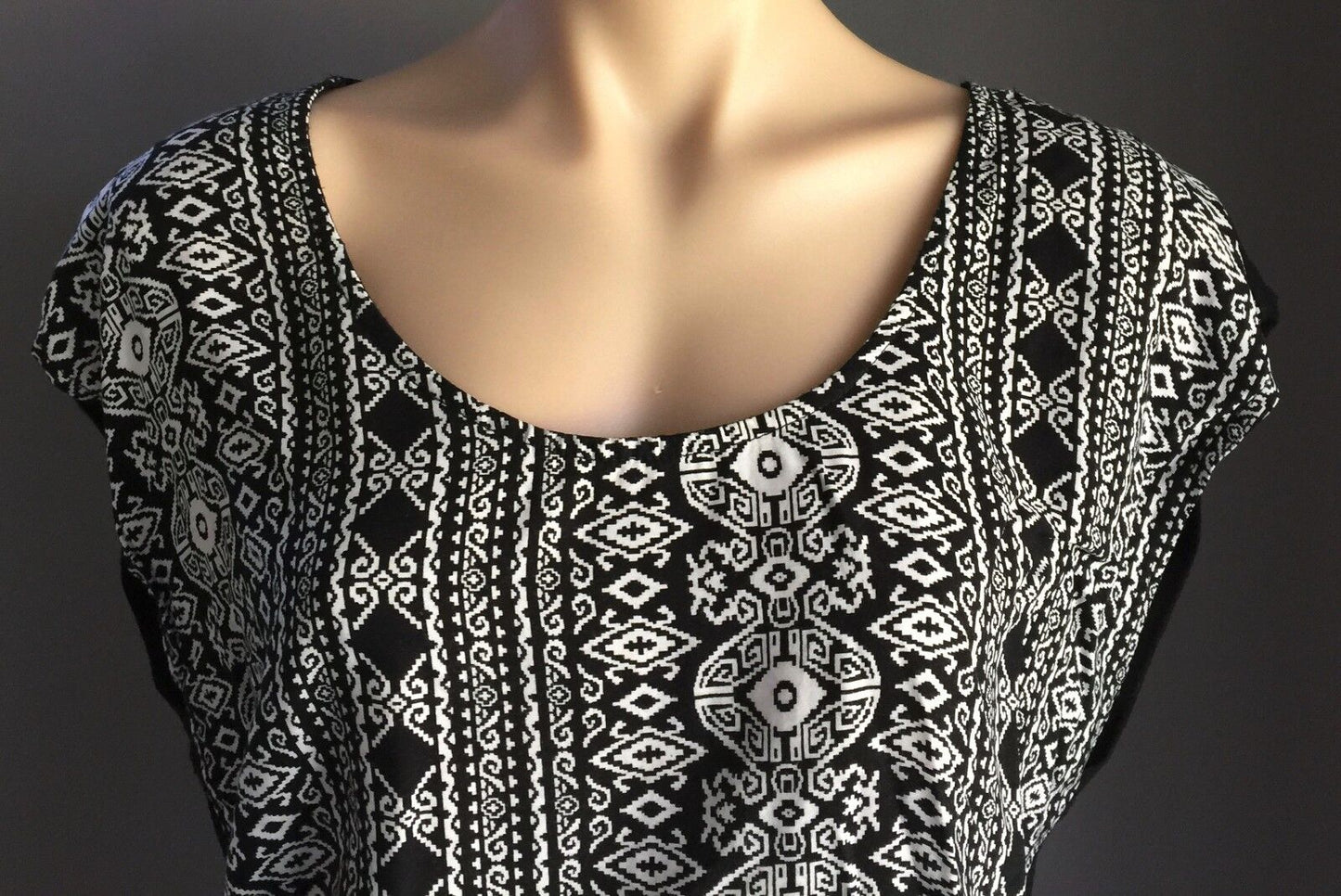 SUITE BOUTIQUE Top Black & White Aztec Print  Sleeveless  Size 12 *Day 2 Nite