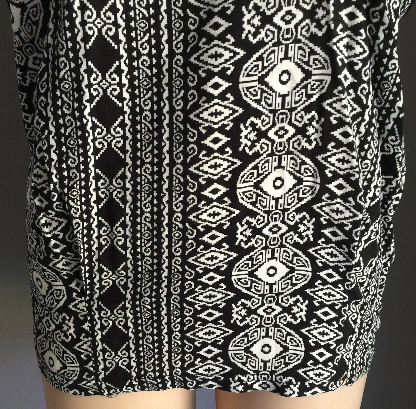 SUITE BOUTIQUE Top Black & White Aztec Print  Sleeveless  Size 12 *Day 2 Nite