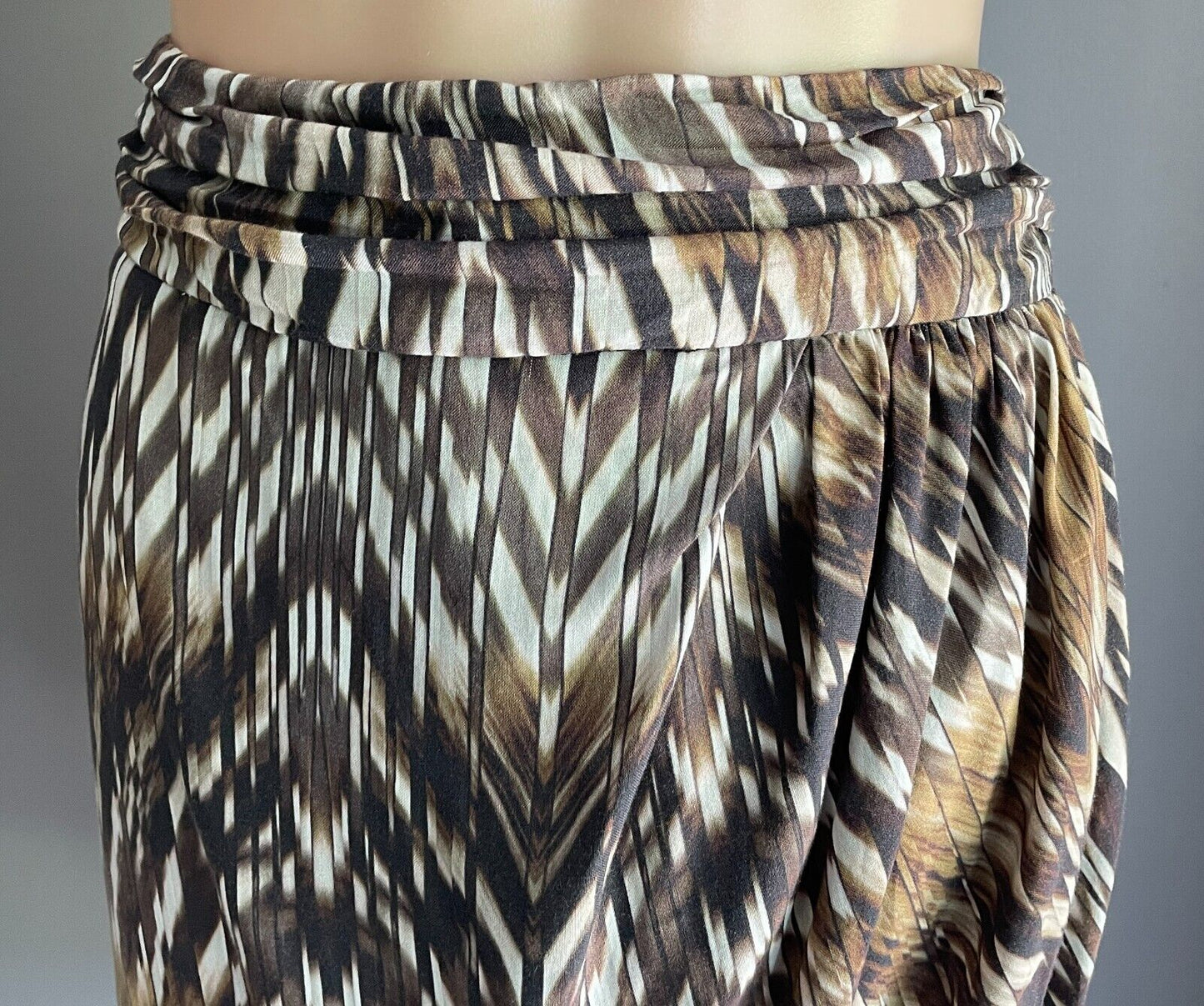 WITCHERY Skirt Wrap Shades of Khaki Brown Black Print Size 14 Pleated Waist Band