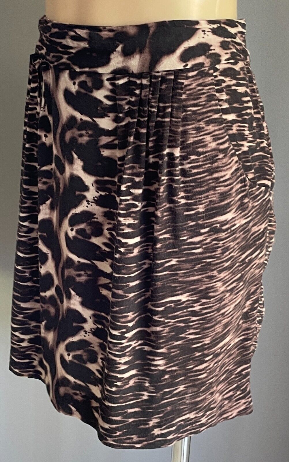 WITCHERY Short Skirt Shades of Brown & Black Animal Print Size 14 Pleats Pockets
