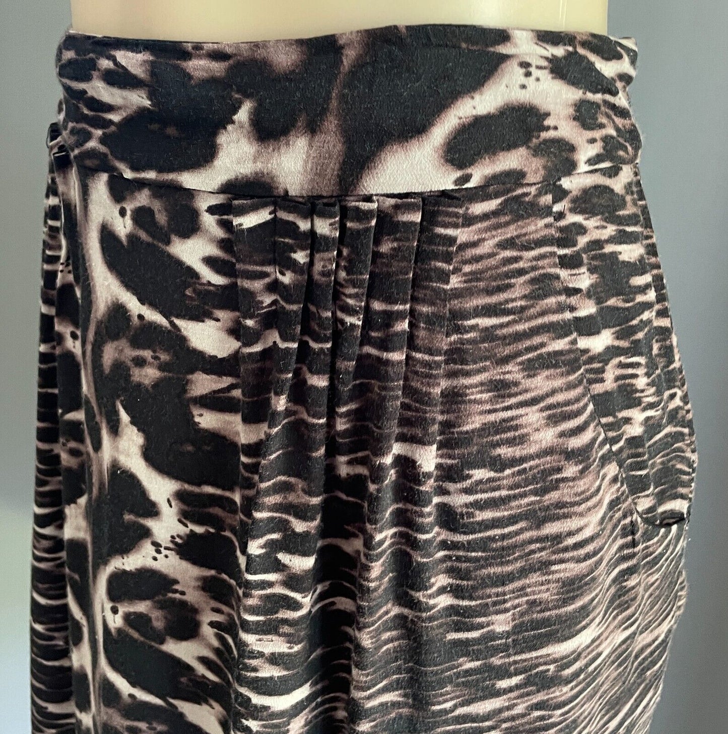 WITCHERY Short Skirt Shades of Brown & Black Animal Print Size 14 Pleats Pockets