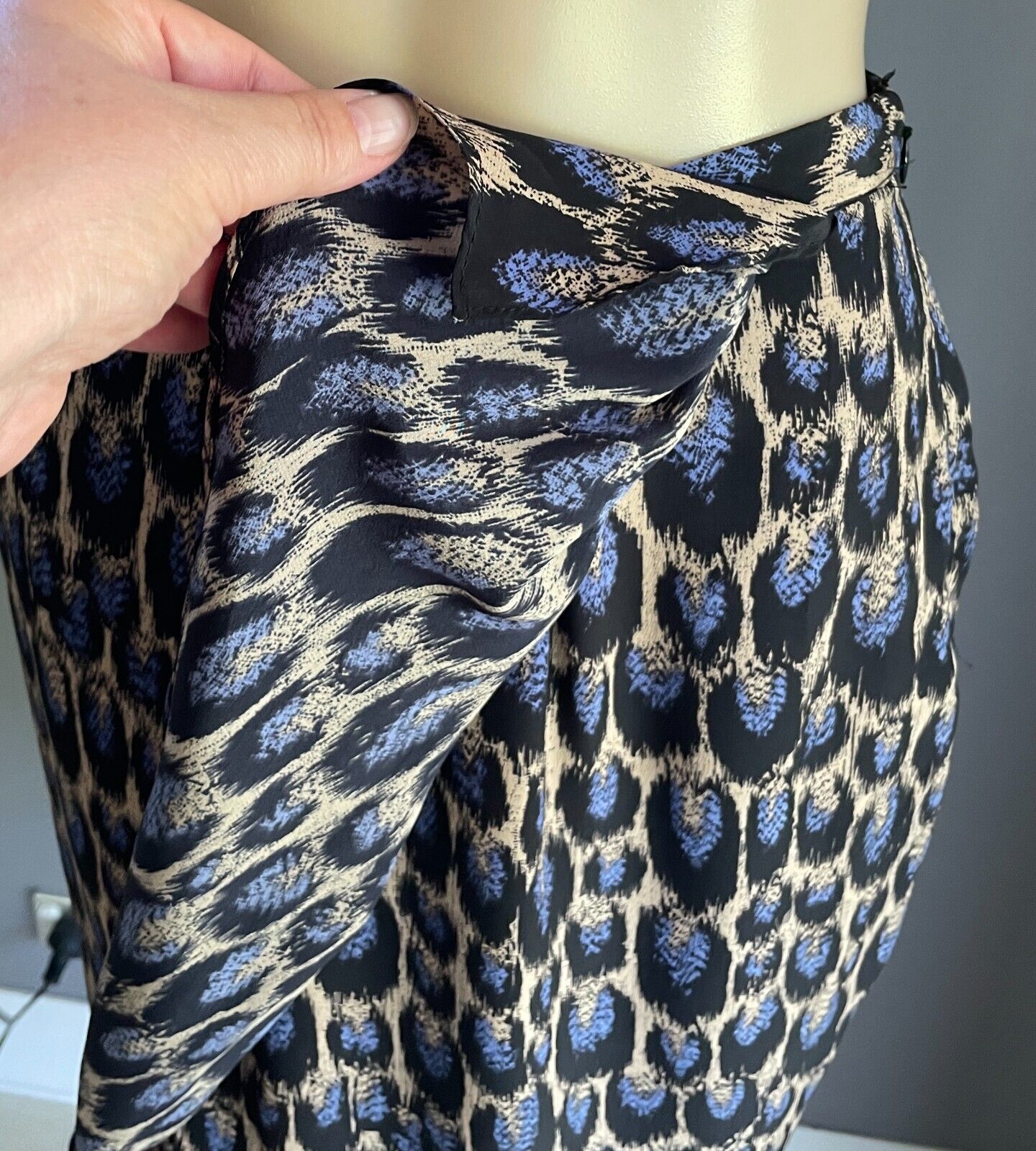 WITCHERY Skirt Faux Wrap Blue Black Beige Print Silk Size 14 Lined