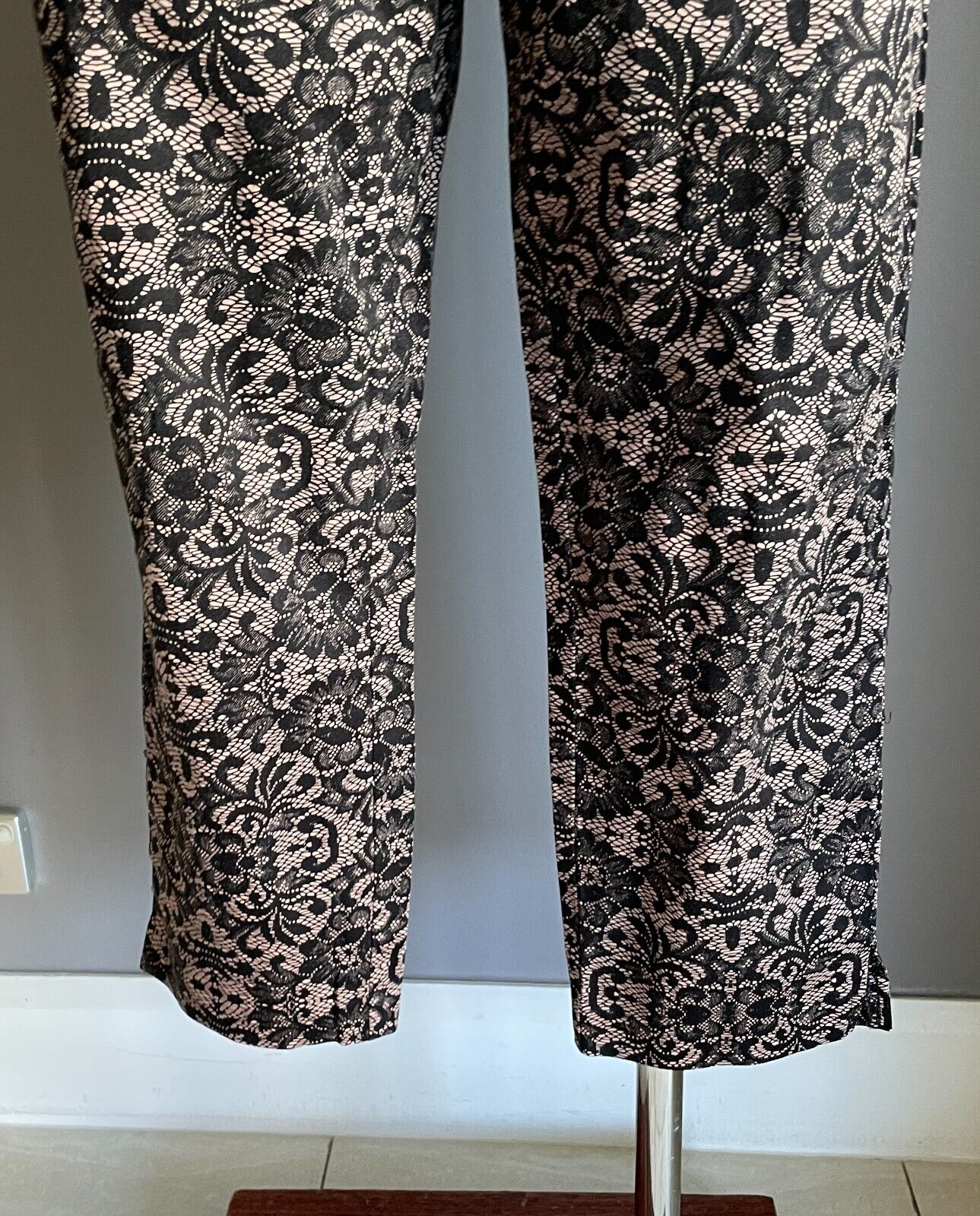 NOW Black and Blush Lace Print Crop Pants Slim Fit Stretch Size 12
