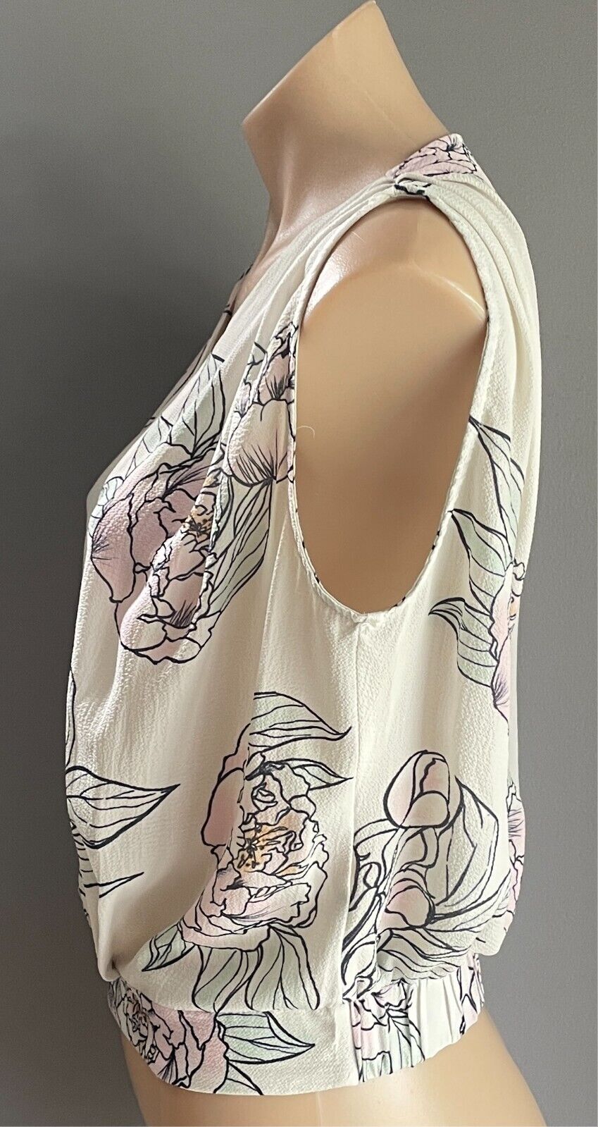 THE CHERRY SHOP White & Pastel Floral Top Size 10 Zip Front Cropped Sleeveless