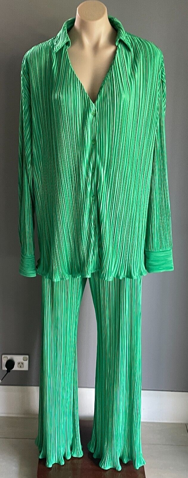 YH & Co 2 Piece Green Plisse Set Shirt Size 12 L & Pants Size 14 XL Relaxed NEW