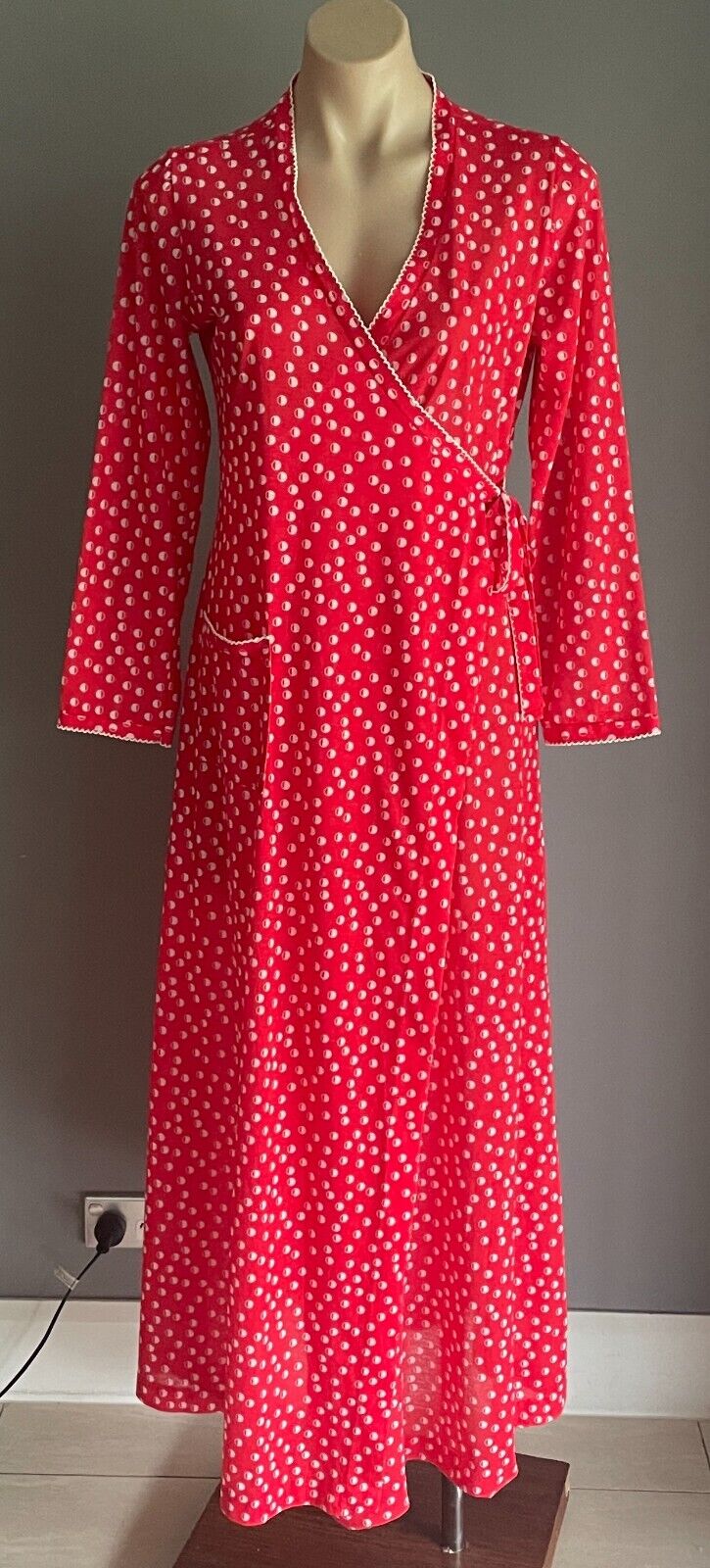 1960's 1970's House Coat Bath Robe Red White Print Size 14 Wrap Long Sleeve