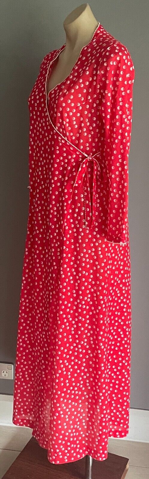 1960's 1970's House Coat Bath Robe Red White Print Size 14 Wrap Long Sleeve