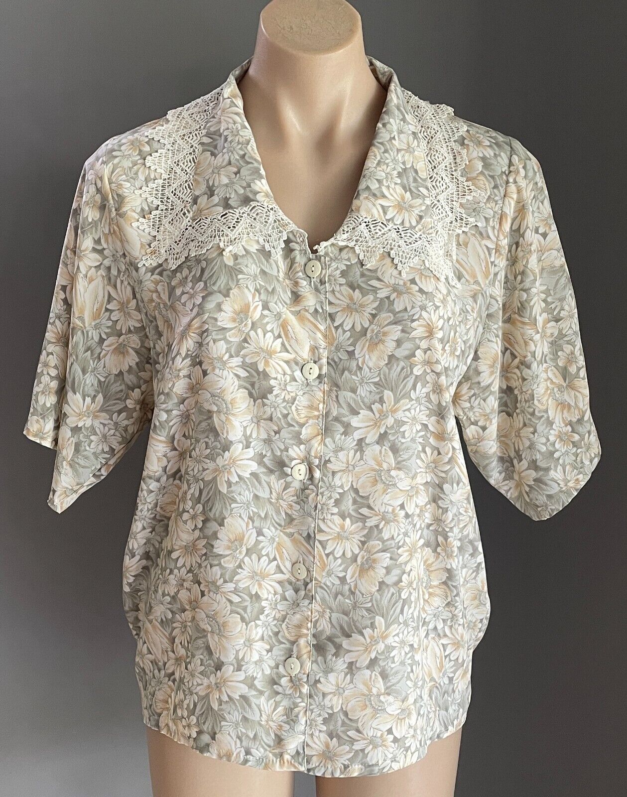 1990s PLATINUM by LOULLA THEODOSI Top Floral Blouse Oversize Collar Lace Size 12