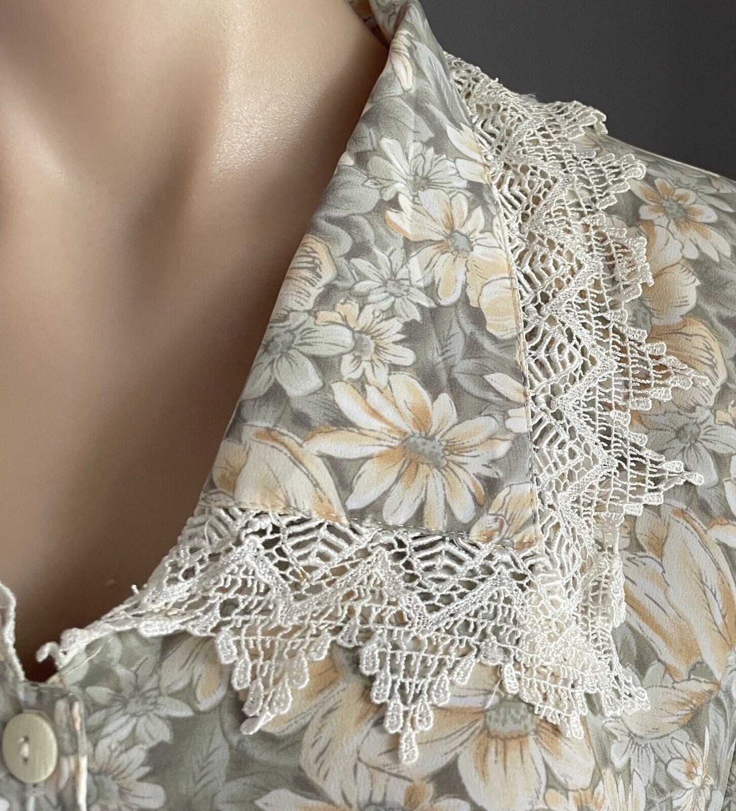 1990s PLATINUM by LOULLA THEODOSI Top Floral Blouse Oversize Collar Lace Size 12