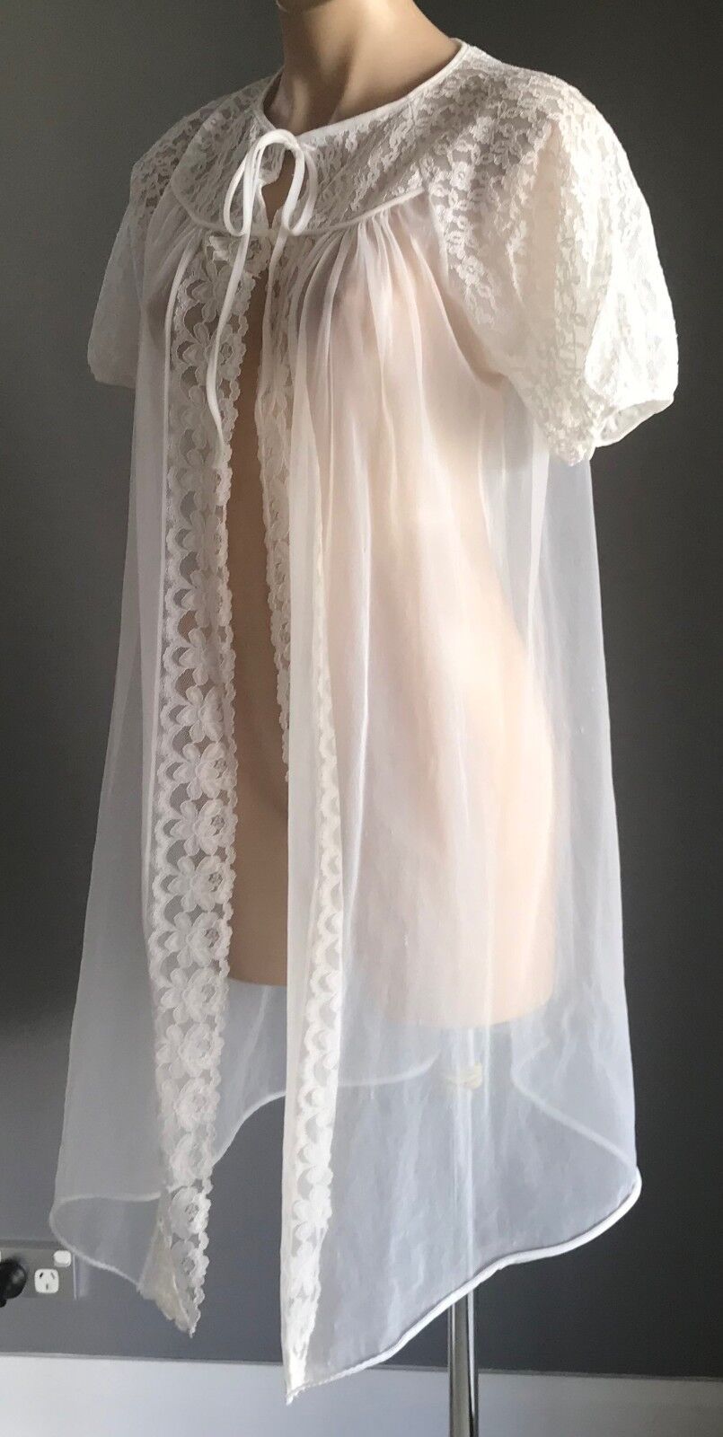 Vintage Bri Nylon Dressing Gown White Net Lace Trim Short Sleeve Sz 16 Goddess