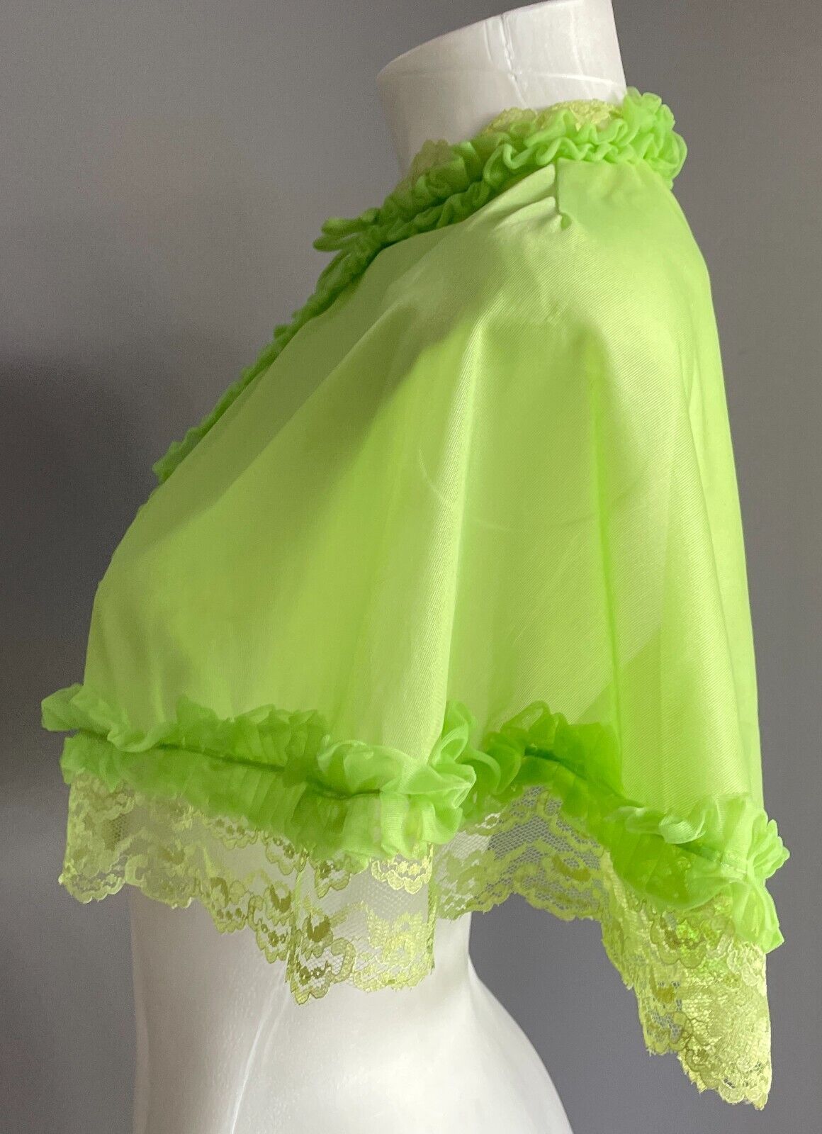 Vintage Bri Nylon Bed Jacket Cape Green Ruffle Lace Floral Trim Neck Tie Sz 10