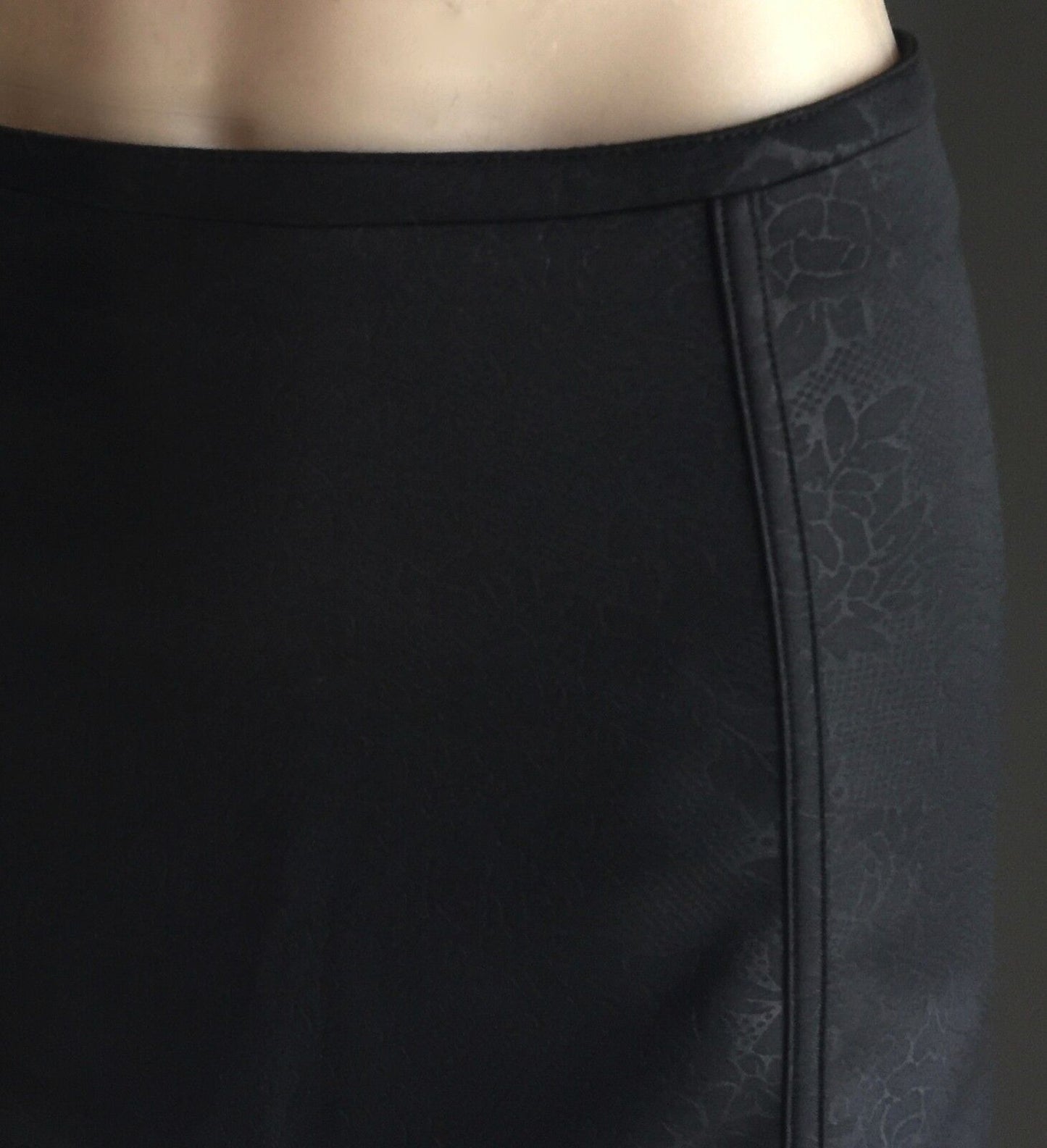 NOW Mini Skirt Black Embossed Floral Print Stretch Size 10 Fab Design NEW