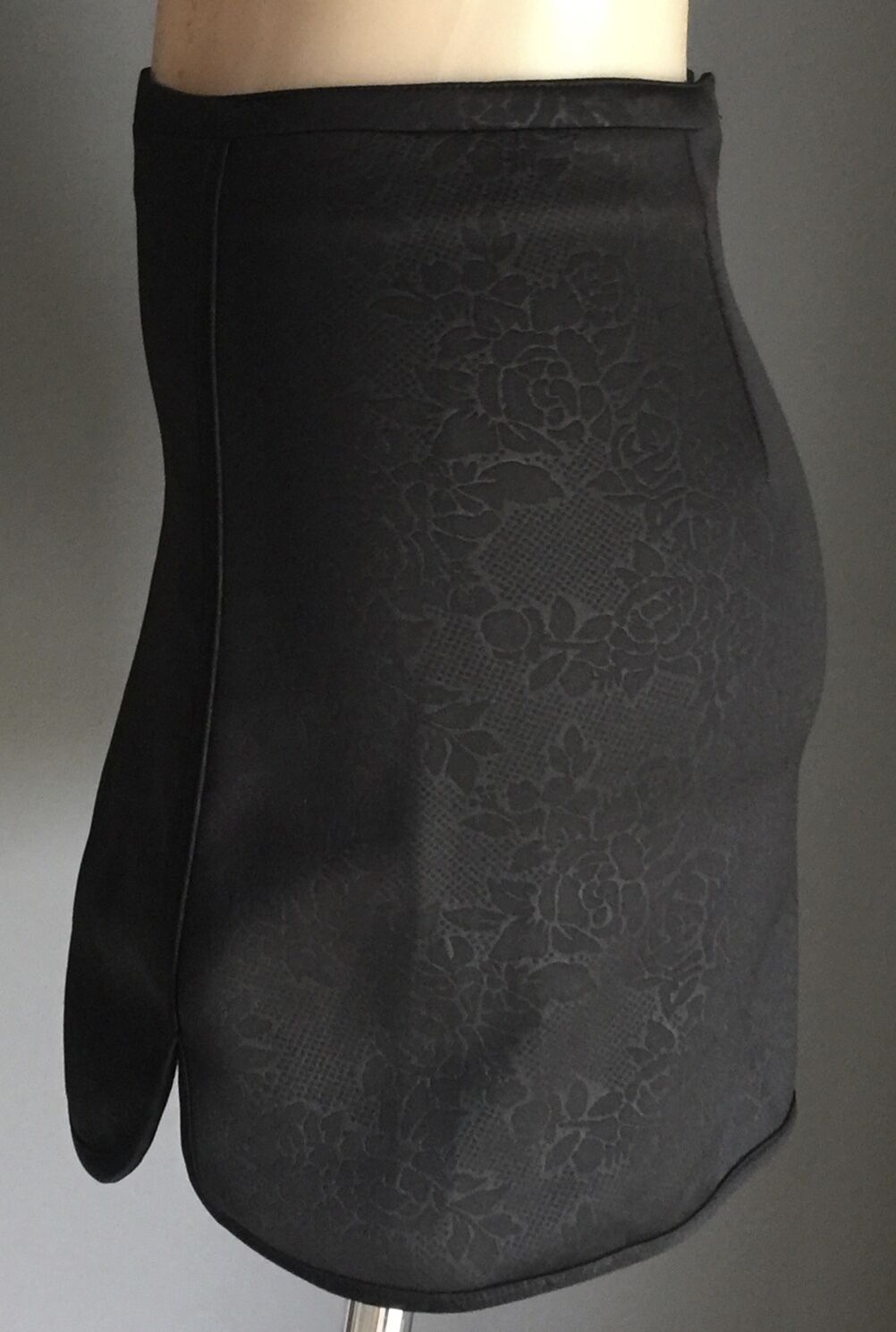 NOW Mini Skirt Black Embossed Floral Print Stretch Size 10 Fab Design NEW