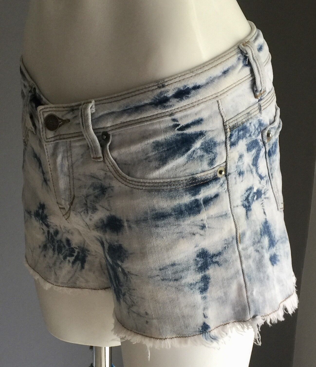 FREE FUSION Frayed Shorts Faded Blue Marble Acid Wash Denim Size 6 8 Jeans