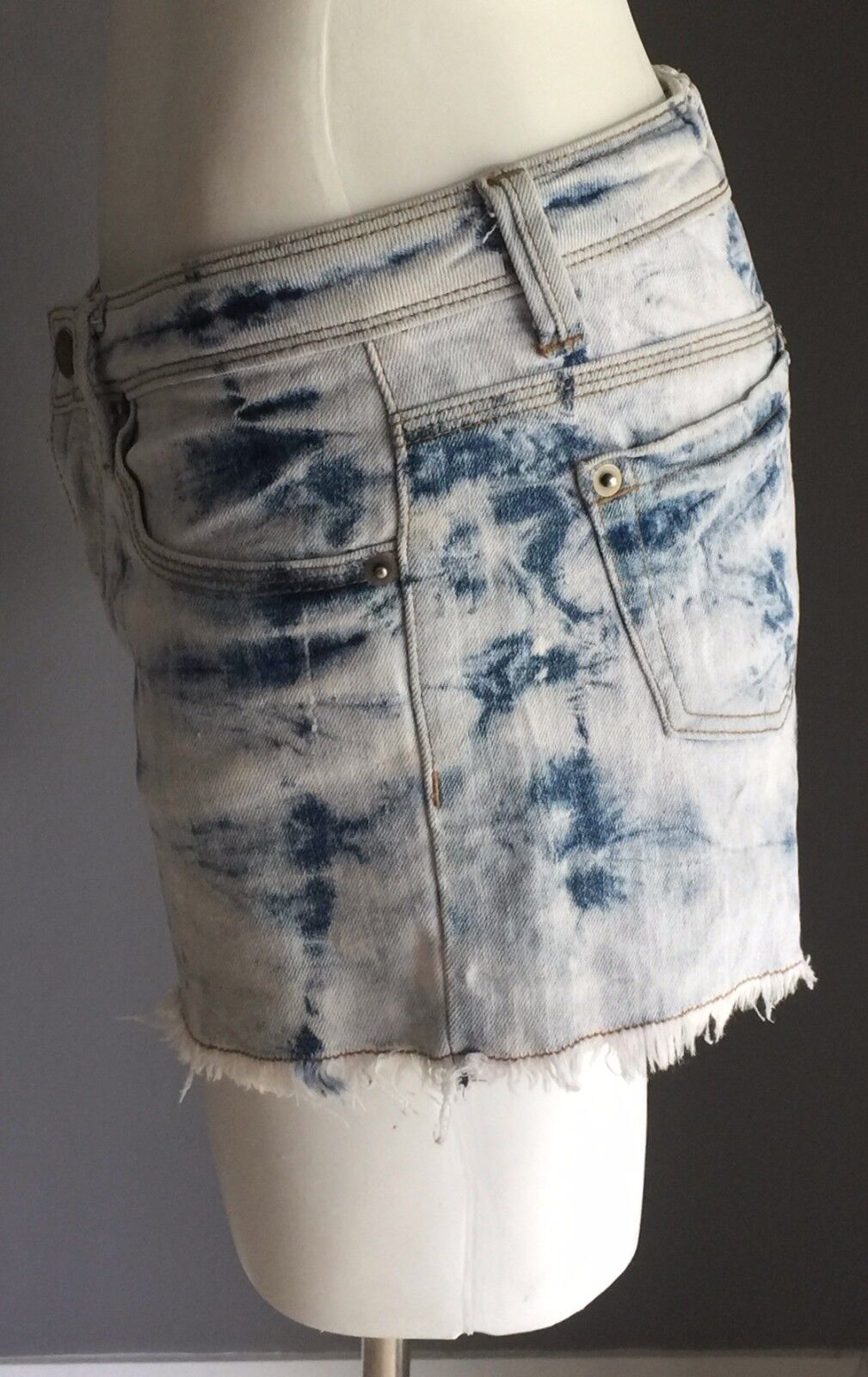 FREE FUSION Frayed Shorts Faded Blue Marble Acid Wash Denim Size 6 8 Jeans