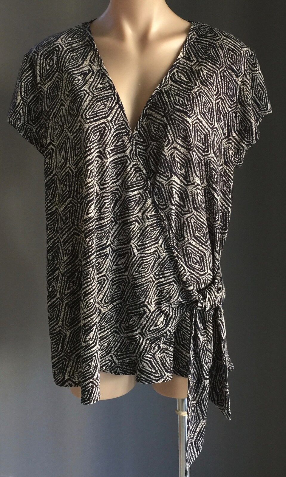 SUZANNE GRAE Crossover Stretch Top Beige & Navy  Stretch Short Sleeve Plus Sz 18