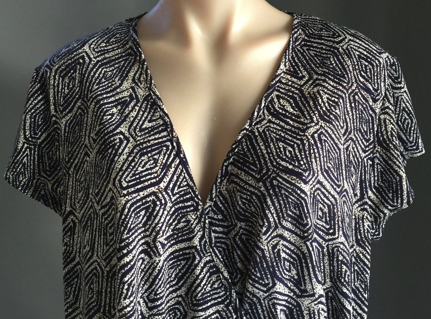SUZANNE GRAE Crossover Stretch Top Beige & Navy  Stretch Short Sleeve Plus Sz 18