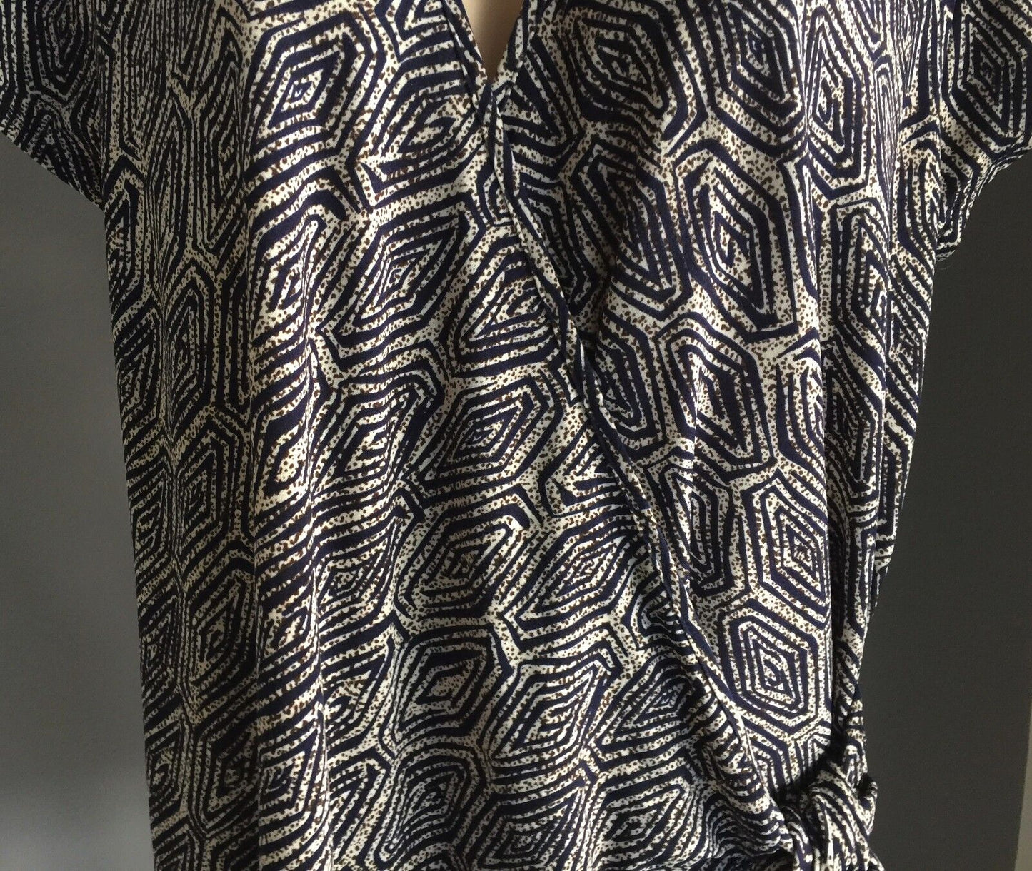 SUZANNE GRAE Crossover Stretch Top Beige & Navy  Stretch Short Sleeve Plus Sz 18