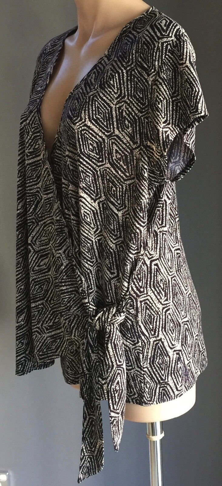 SUZANNE GRAE Crossover Stretch Top Beige & Navy  Stretch Short Sleeve Plus Sz 18