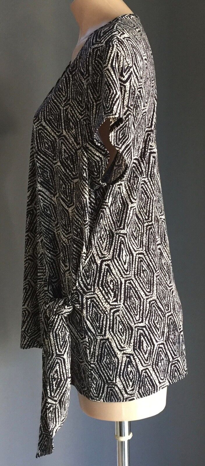 SUZANNE GRAE Crossover Stretch Top Beige & Navy  Stretch Short Sleeve Plus Sz 18