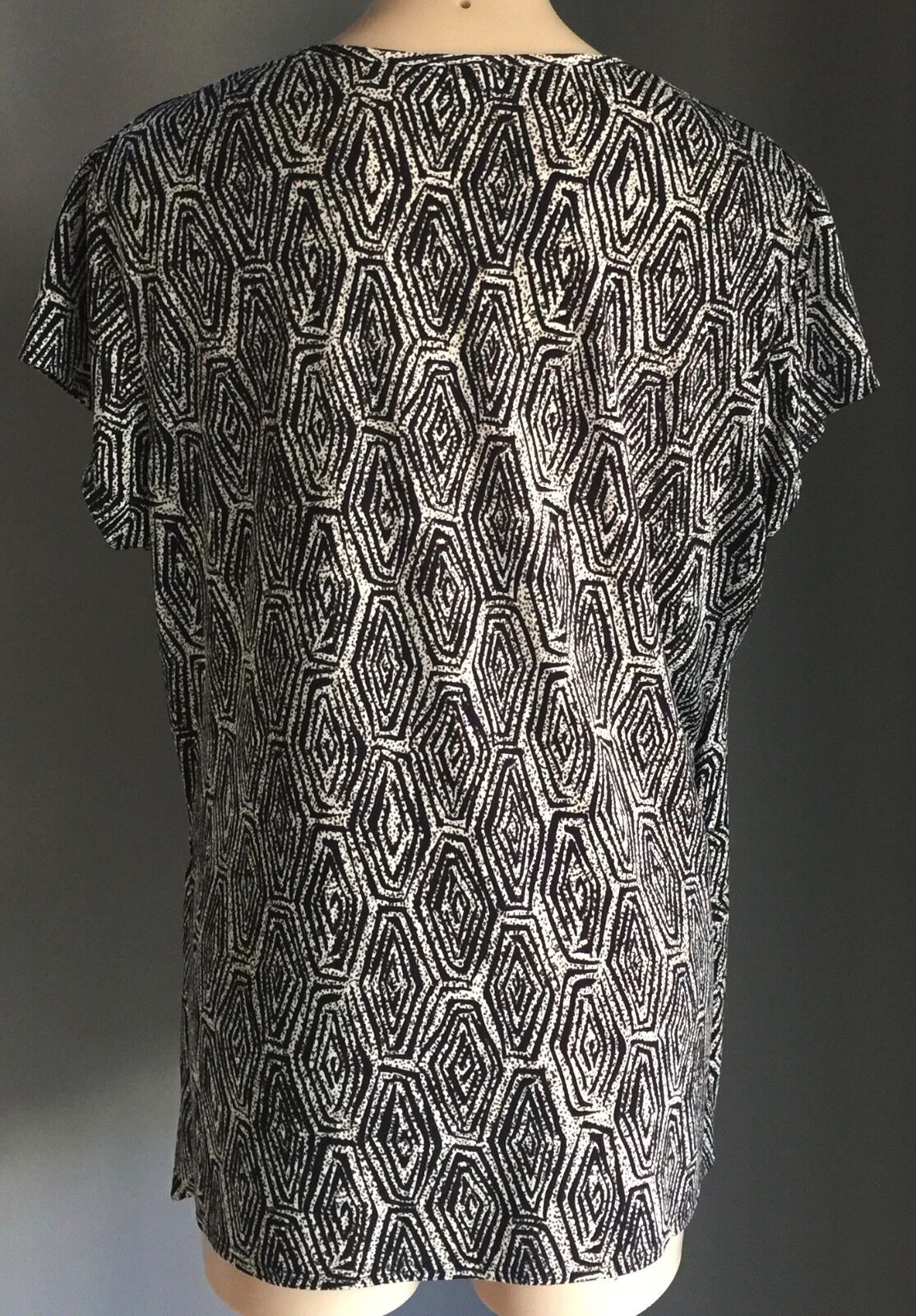 SUZANNE GRAE Crossover Stretch Top Beige & Navy  Stretch Short Sleeve Plus Sz 18