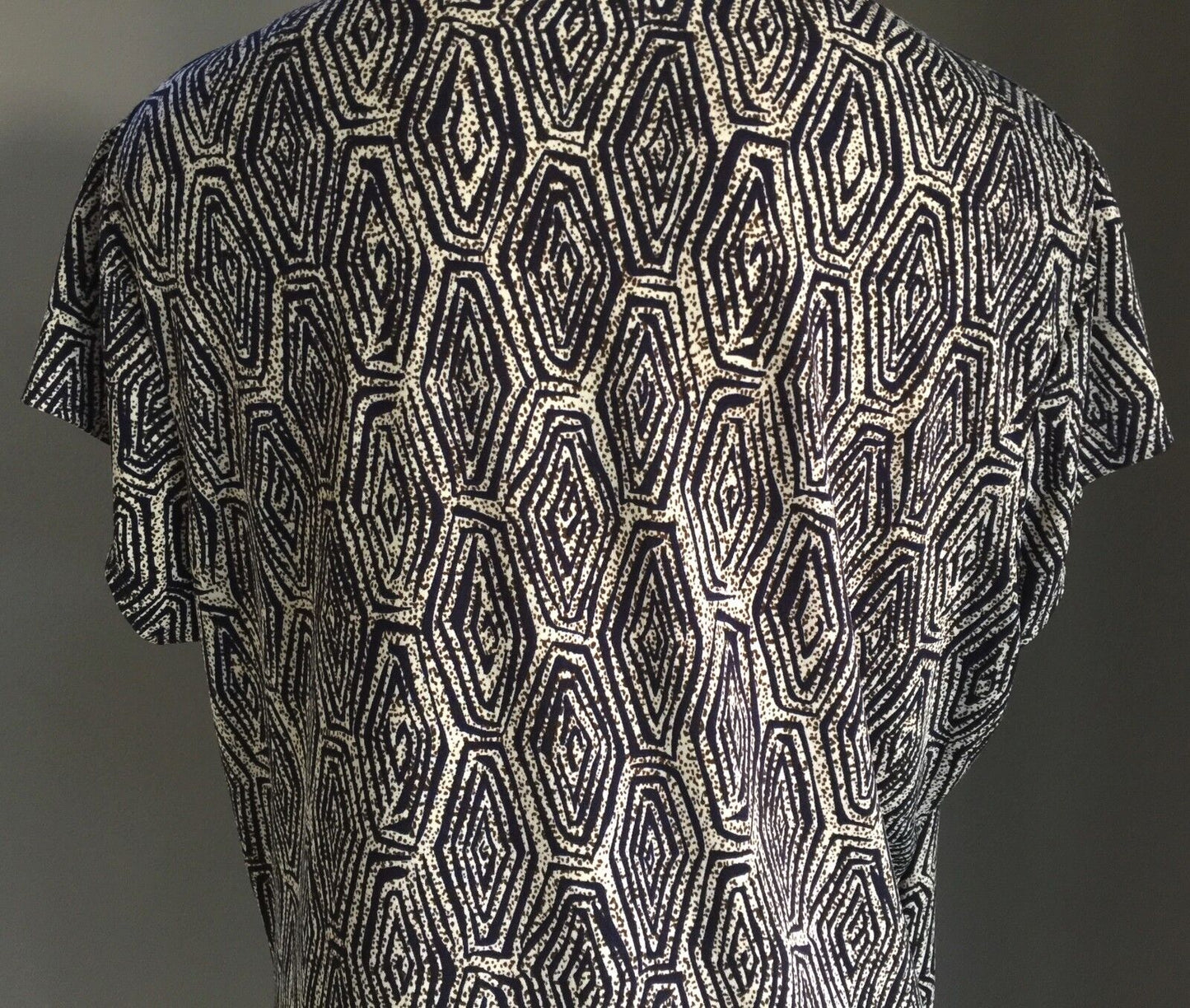 SUZANNE GRAE Crossover Stretch Top Beige & Navy  Stretch Short Sleeve Plus Sz 18