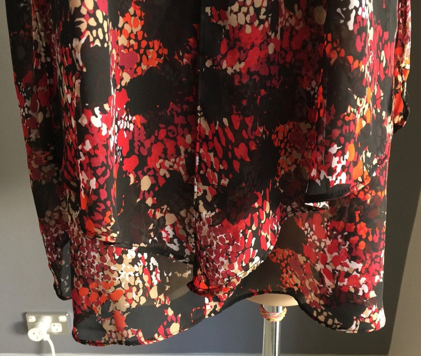 LILLY & LOU Multi Colour Print Sleeveless Overlay Blouse Ladies Plus Size 18 NEW