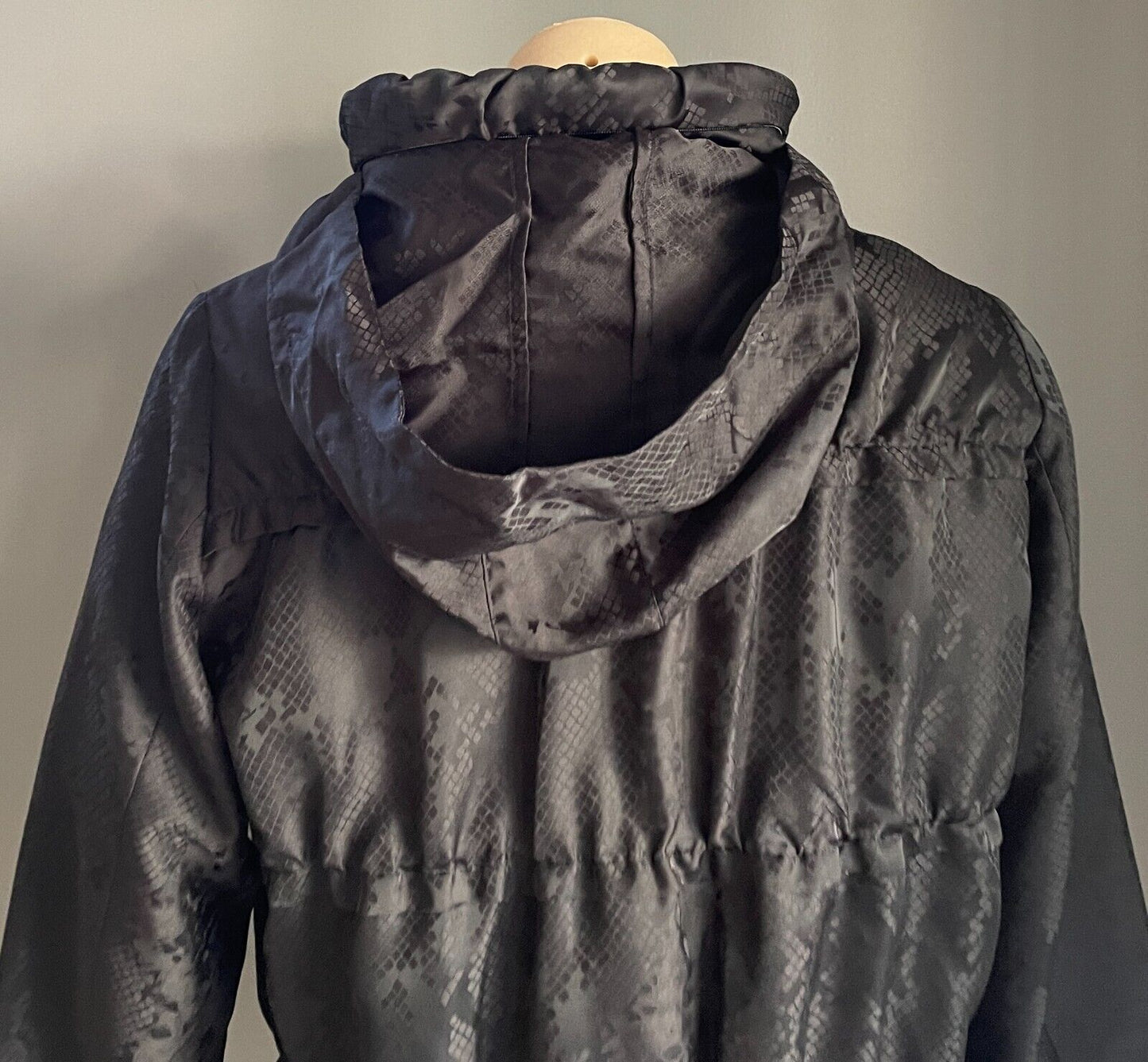 MAGGIE T Jacket Black Snake Print Long Sleeve Size 10 Zip Front Hoodie Casual