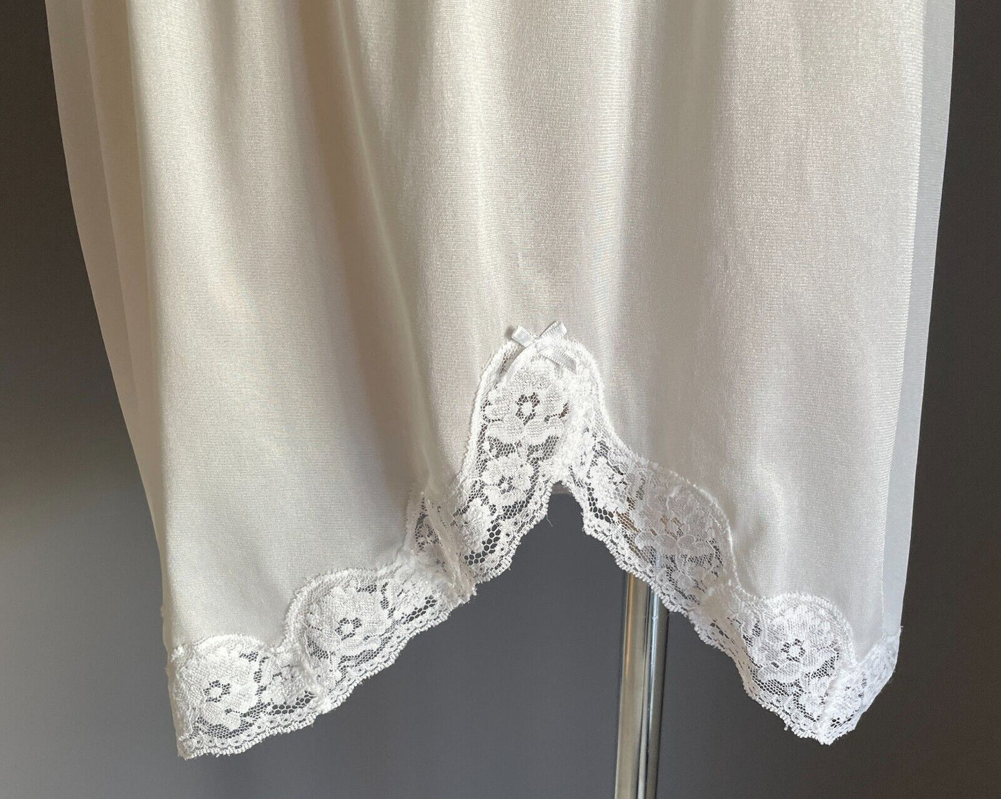 SHELLEY White Half Slip Nylon Elasticised Waist Size M Notched Lace Trim Hem