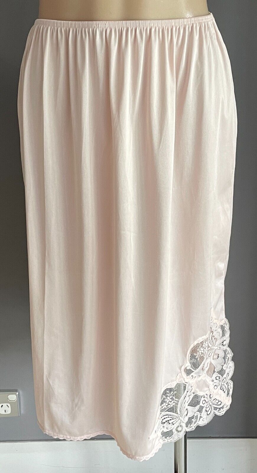 HILTON Half Slip Beige Nylon Elasticised Waist Sz 16 Side Slit Vintage Petticoat