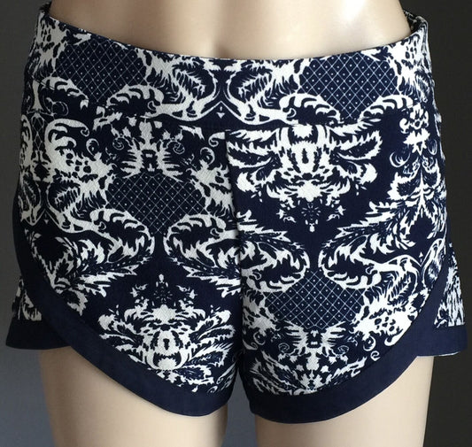 VENUS Navy & White Baroque Print Shorts Ladies Size 10 Dressy NEW