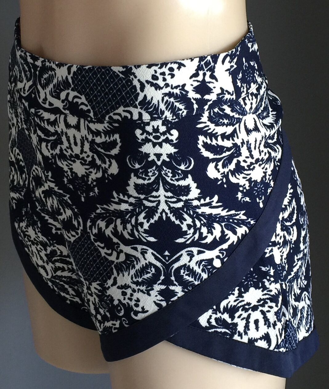 VENUS Navy & White Baroque Print Shorts Ladies Size 10 Dressy NEW