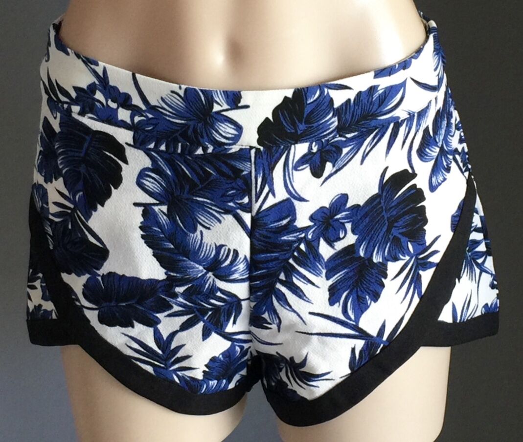 VENUS Shorts Navy & White Leaf Print Ladies Size 10 Very Smart NEW