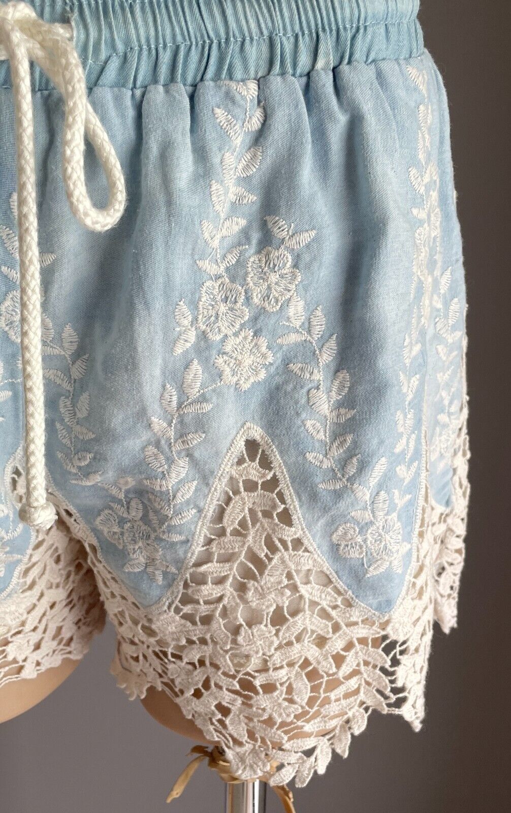 STELLINO Shorts Chambray Shorts w White Floral Embroidery & Lace Trim Size 10