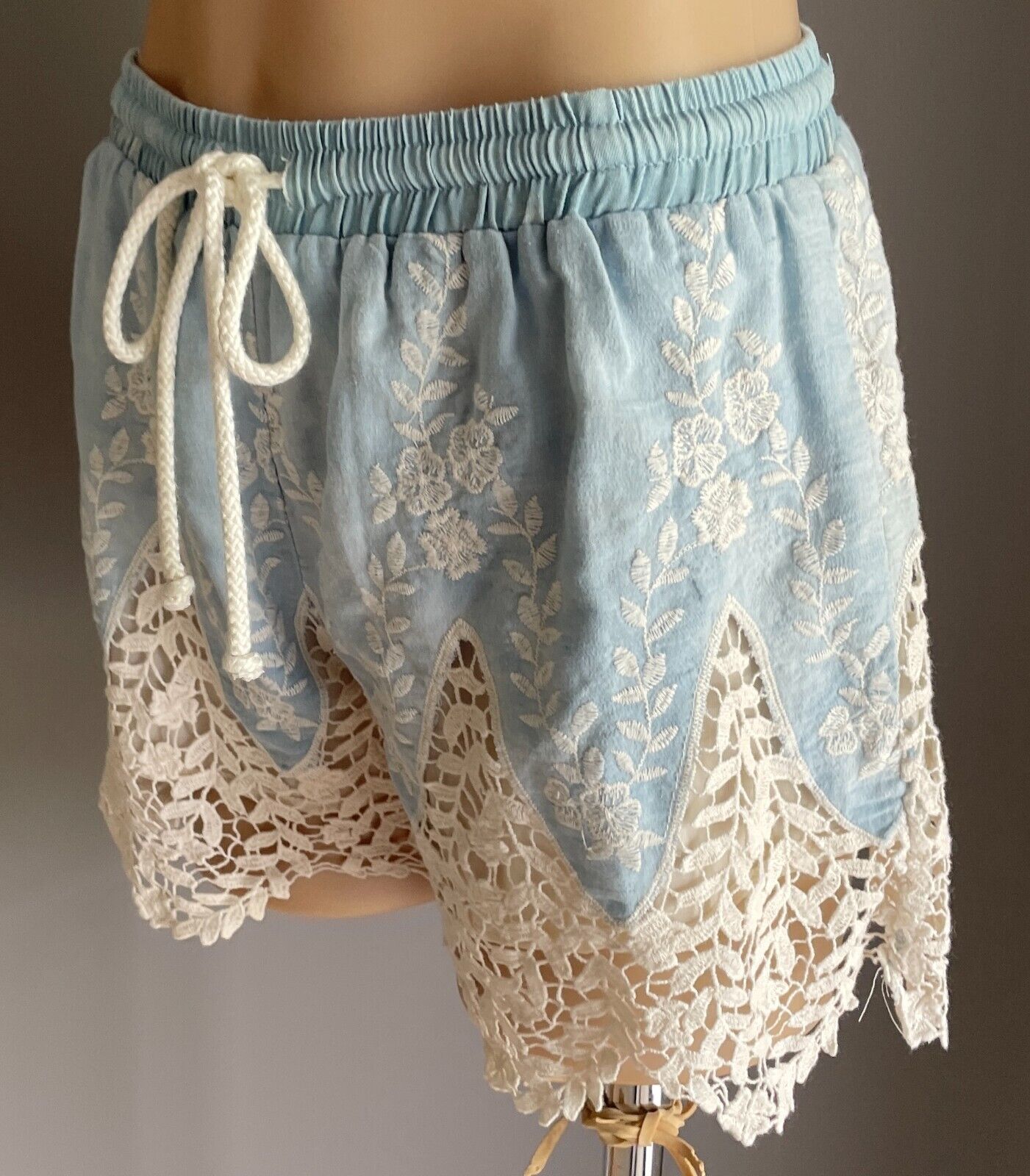 STELLINO Shorts Chambray Shorts w White Floral Embroidery & Lace Trim Size 10