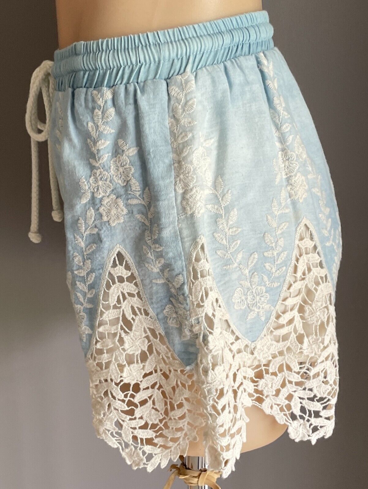 STELLINO Shorts Chambray Shorts w White Floral Embroidery & Lace Trim Size 10