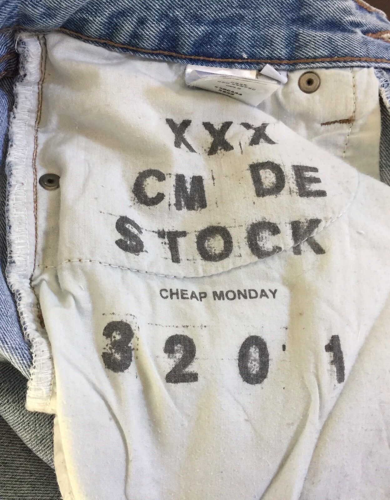 CHEAP MONDAY "Thrift Short Mid Range" Denim Cuffed Shorts Size W 26in Jeans