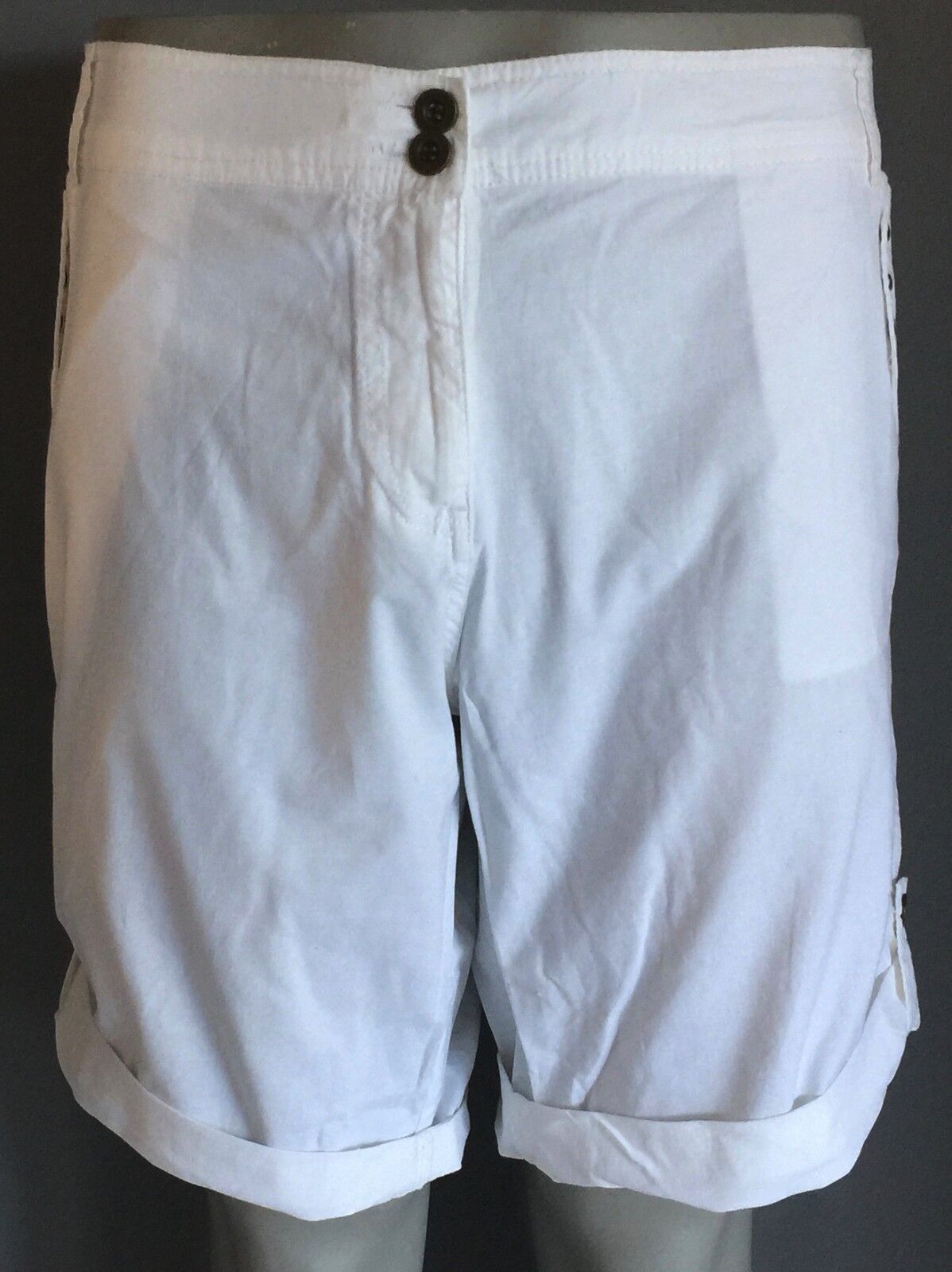 SUZANNE GRAE Shorts White Casual Cuffed Leg Shorts Ladies Plus Size 18 NEW
