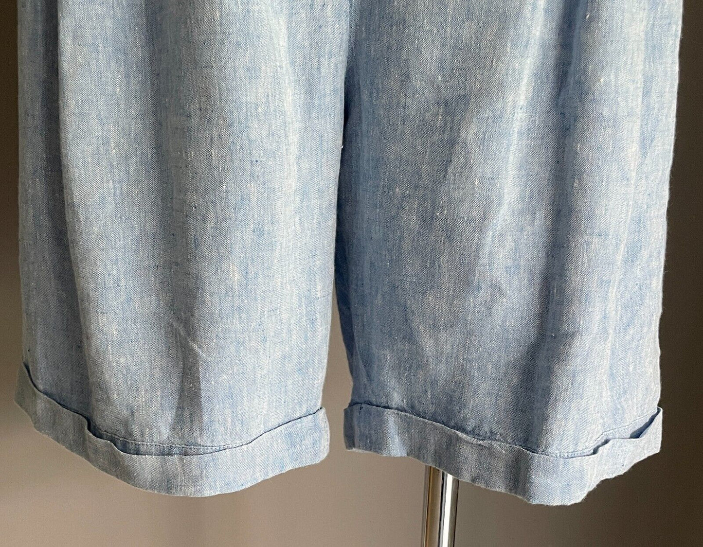 WITCHERY Shorts Light Blue Linen Pleated Size 14 Cuffed Leg Hem Pockets