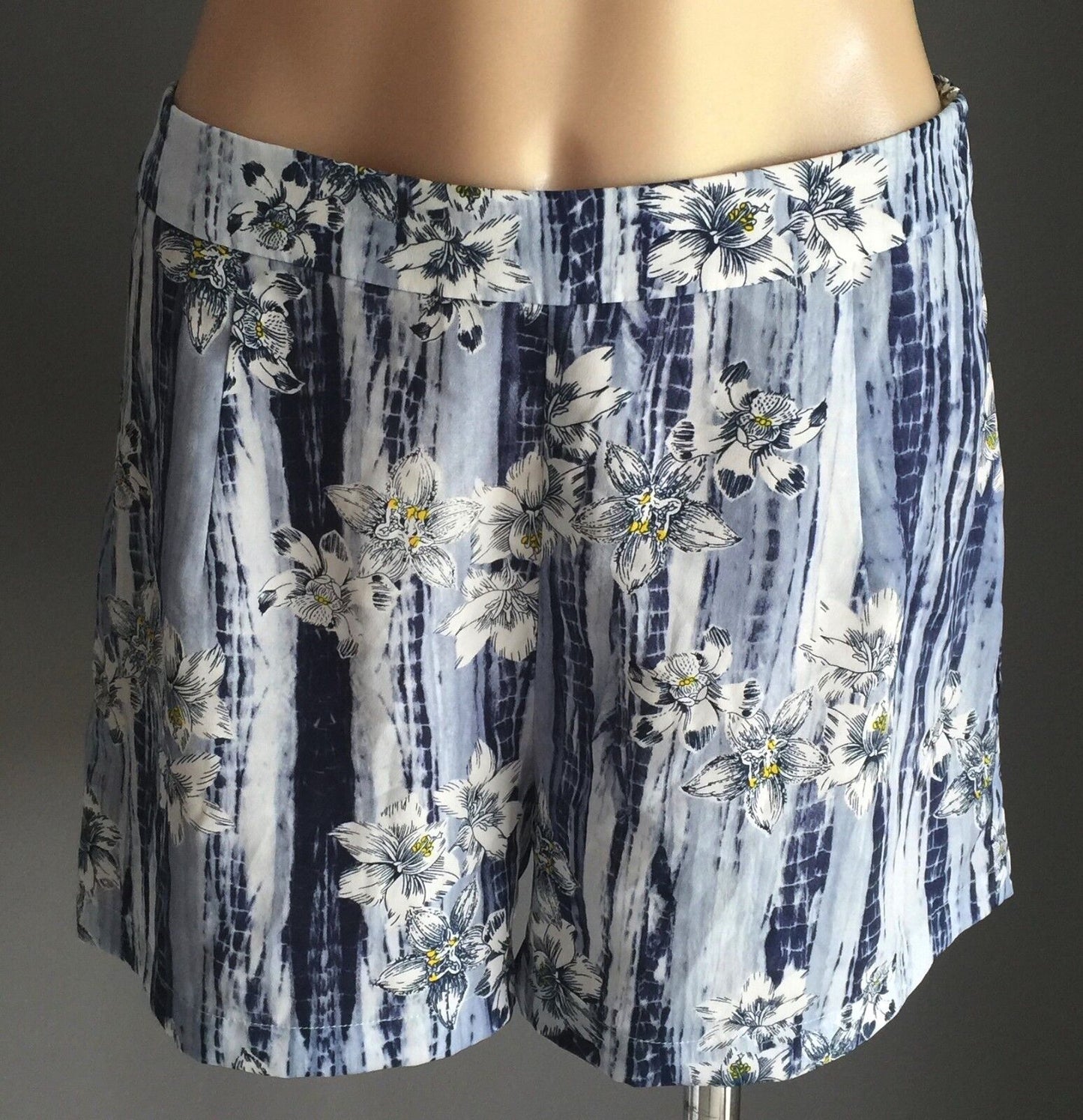 DON"T ASK AMANDA Shorts Blue Floral Looser Fit Dressy Shorts Size S 10 NEW