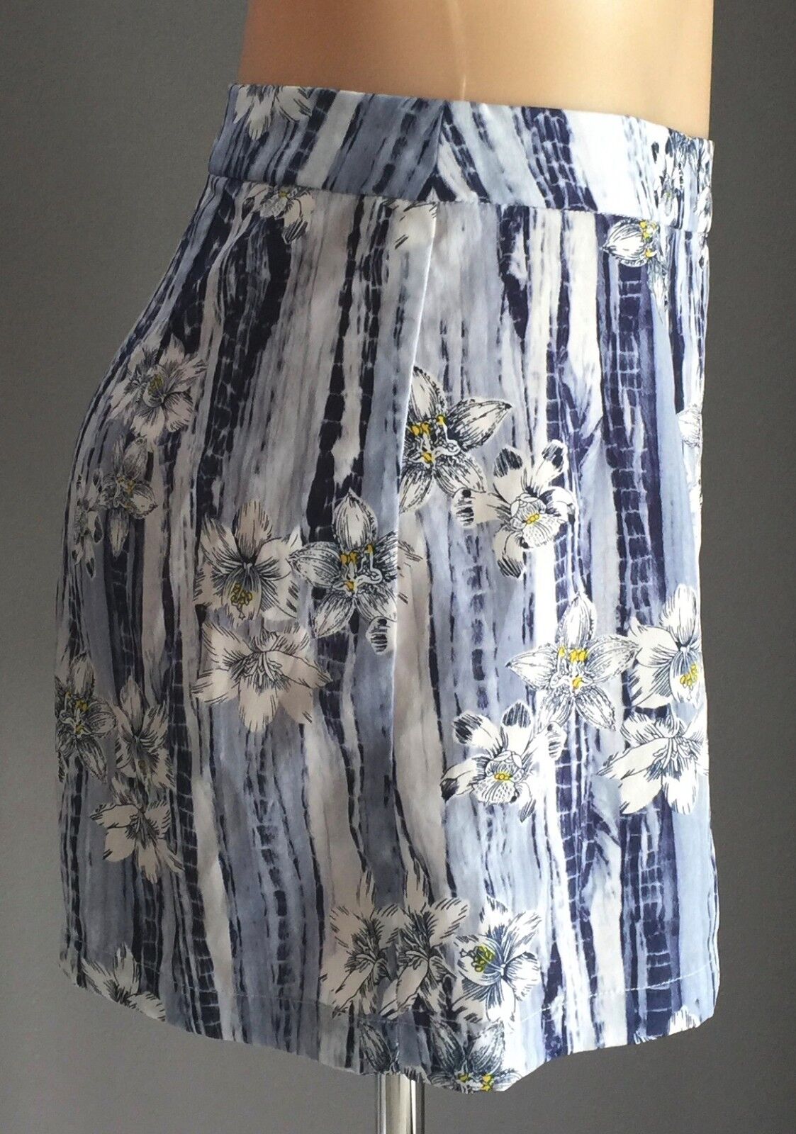 DON"T ASK AMANDA Shorts Blue Floral Looser Fit Dressy Shorts Size S 10 NEW