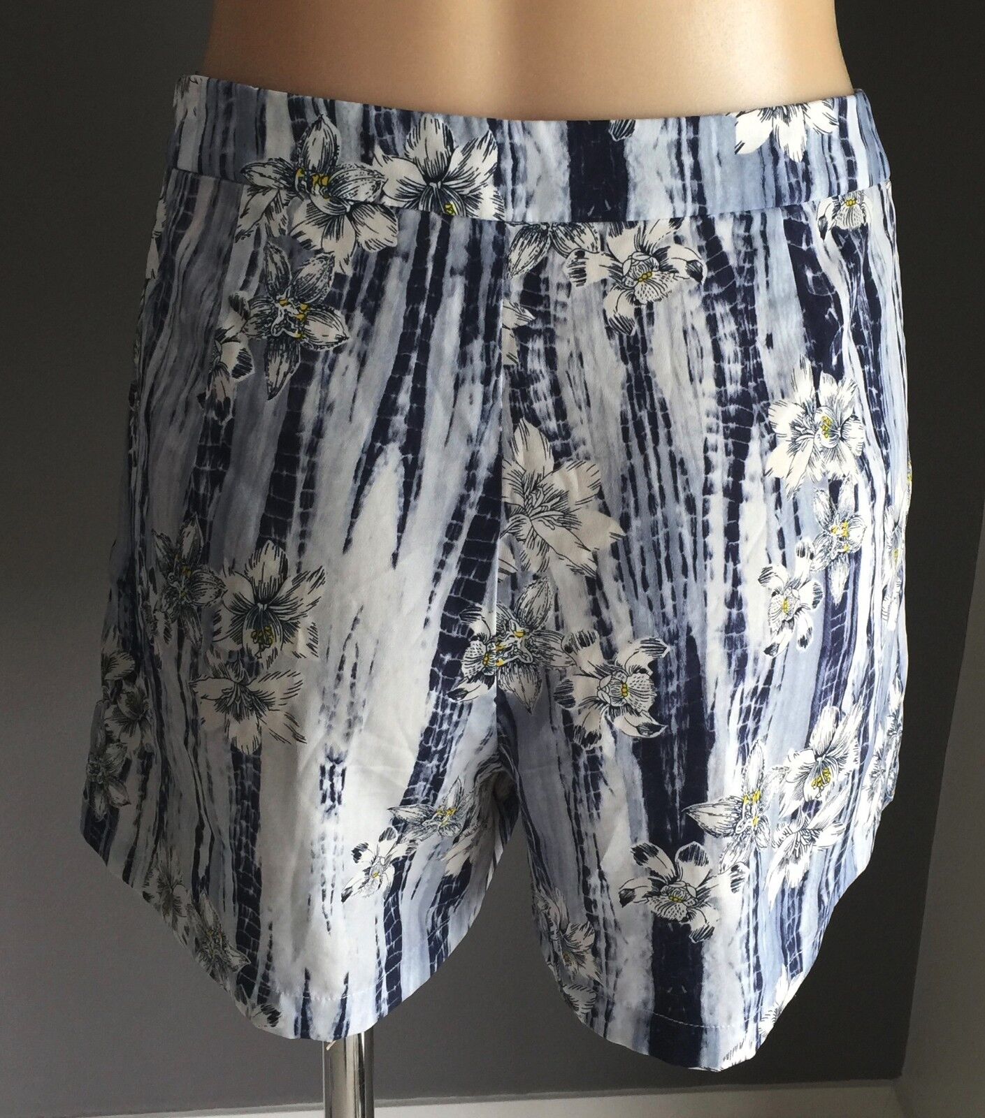 DON"T ASK AMANDA Shorts Blue Floral Looser Fit Dressy Shorts Size S 10 NEW