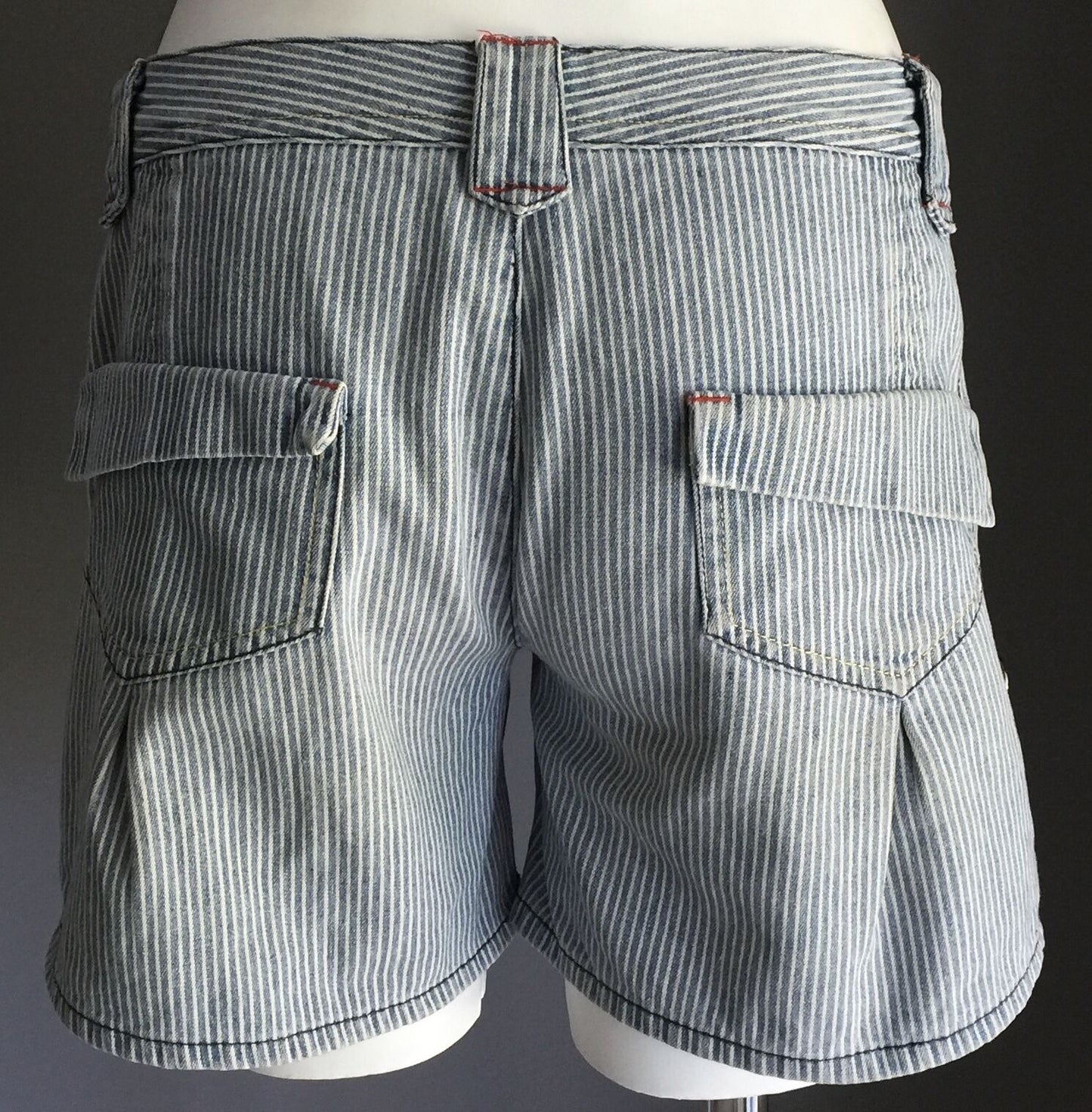 DON'T ASK AMANDA Denim Shorts Pleated Stripe Ladies Size 8 Cuffed Back Pockets