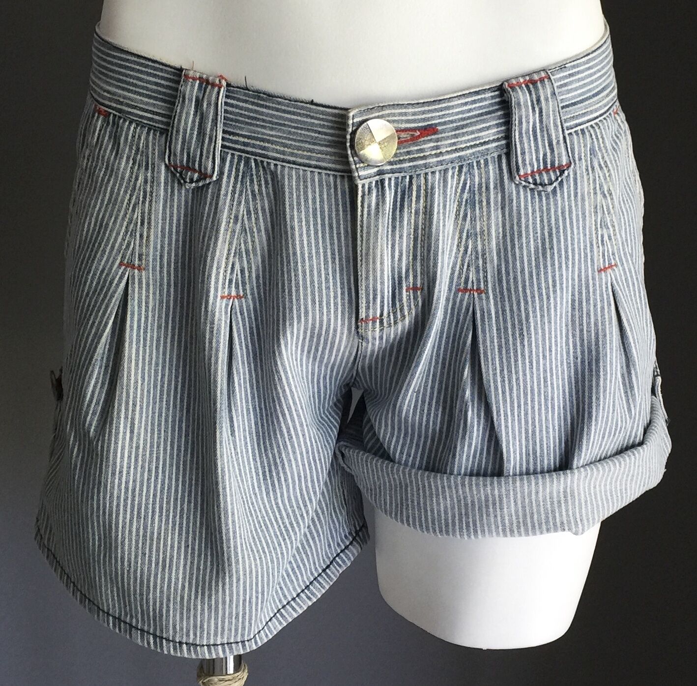 DON'T ASK AMANDA Denim Shorts Pleated Stripe Ladies Size 8 Cuffed Back Pockets