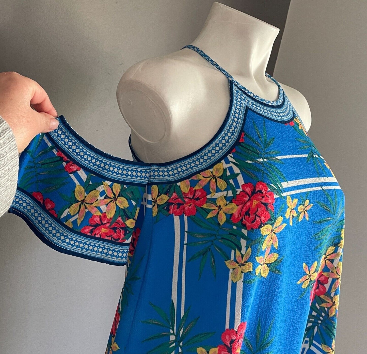 FLYING TOMATO Top Blue Floral Print Cold Shoulder Size XS 8 Short Flutter NEW
